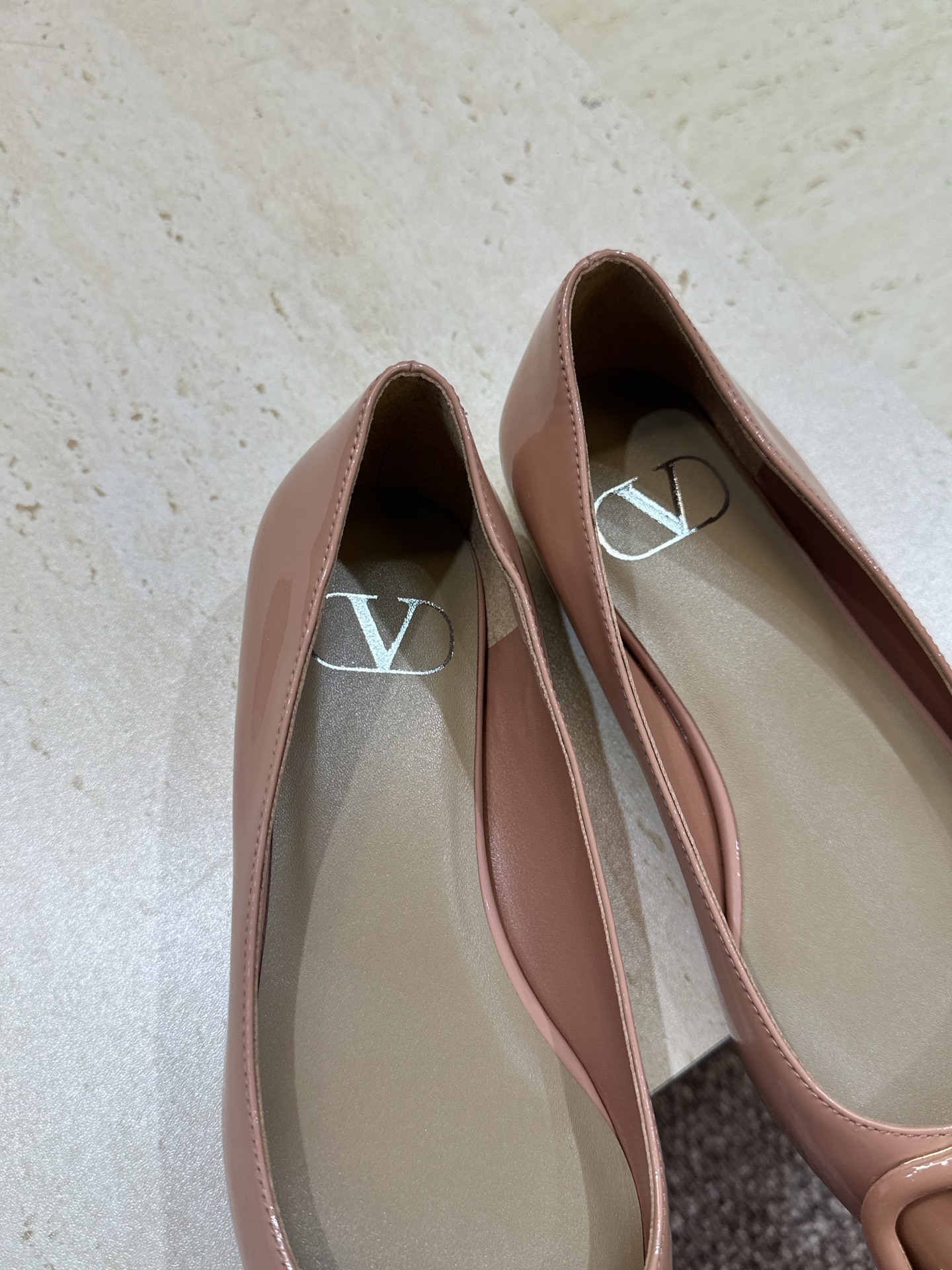 (配全套飞机盒)顶级版 Valentino 春夏经典款时尚气质女鞋 华伦天奴字母logo五金扣平底尖头单