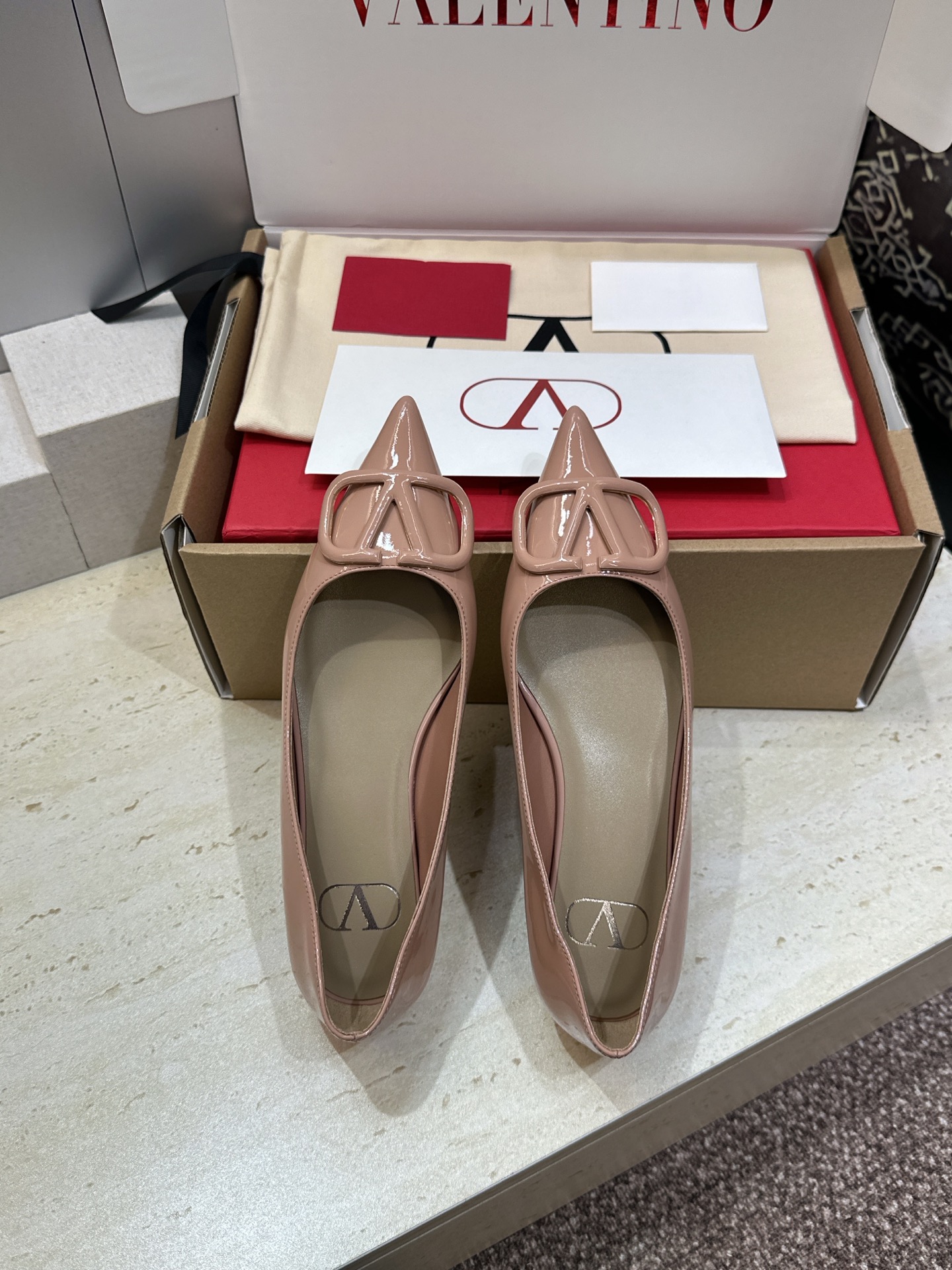 (配全套飞机盒)顶级版 Valentino 春夏经典款时尚气质女鞋 华伦天奴字母logo五金扣平底尖头单
