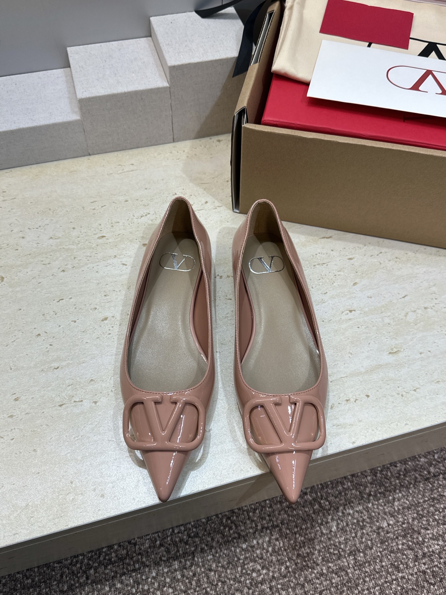 (配全套飞机盒)顶级版 Valentino 春夏经典款时尚气质女鞋 华伦天奴字母logo五金扣平底尖头单