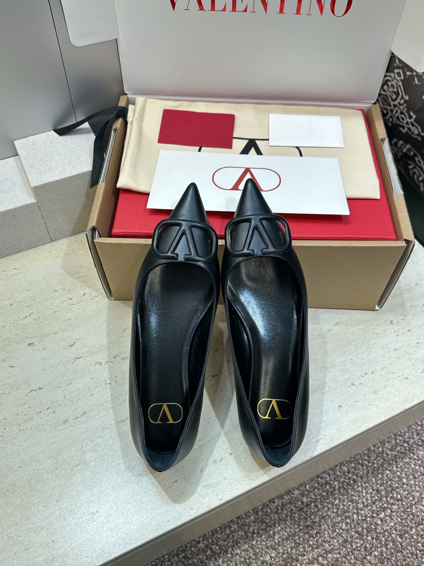 (配全套飞机盒)顶级版 Valentino 春夏经典款时尚气质女鞋 华伦天奴字母logo五金扣平底尖头单