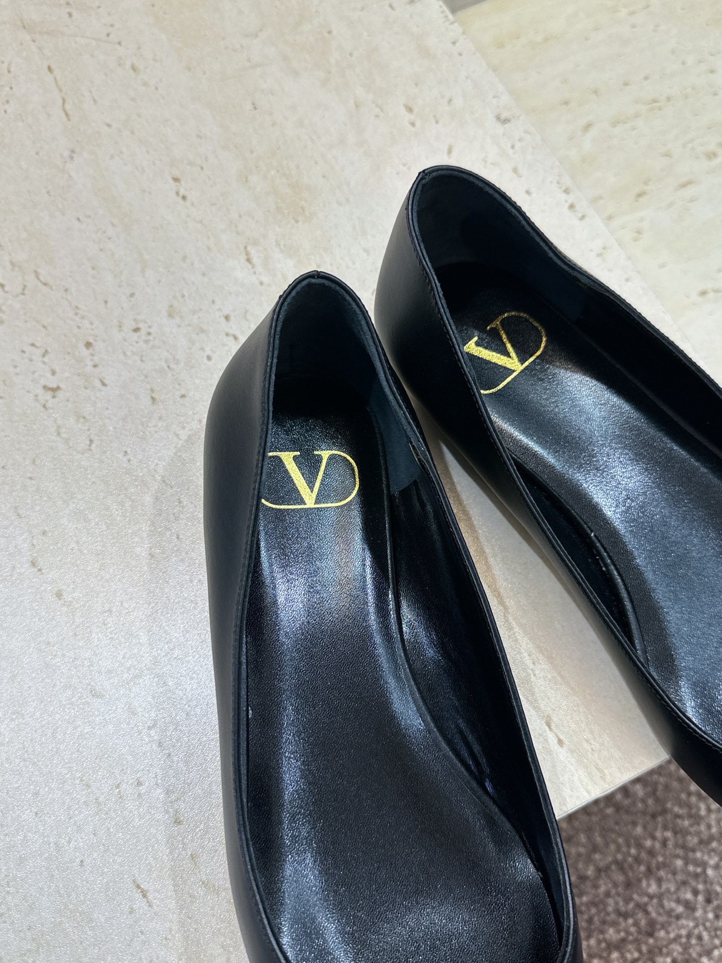 (配全套飞机盒)顶级版 Valentino 春夏经典款时尚气质女鞋 华伦天奴字母logo五金扣平底尖头单