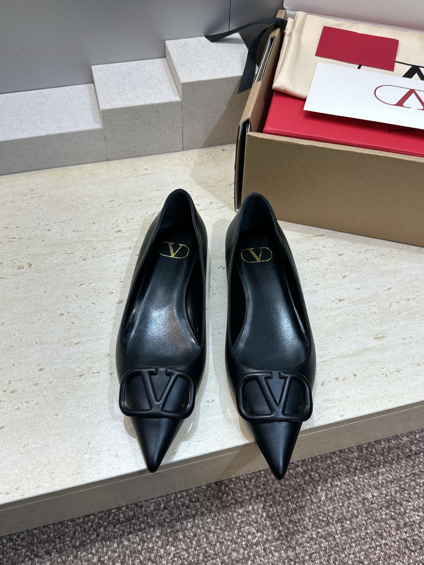 (配全套飞机盒)顶级版 Valentino 春夏经典款时尚气质女鞋 华伦天奴字母logo五金扣平底尖头单