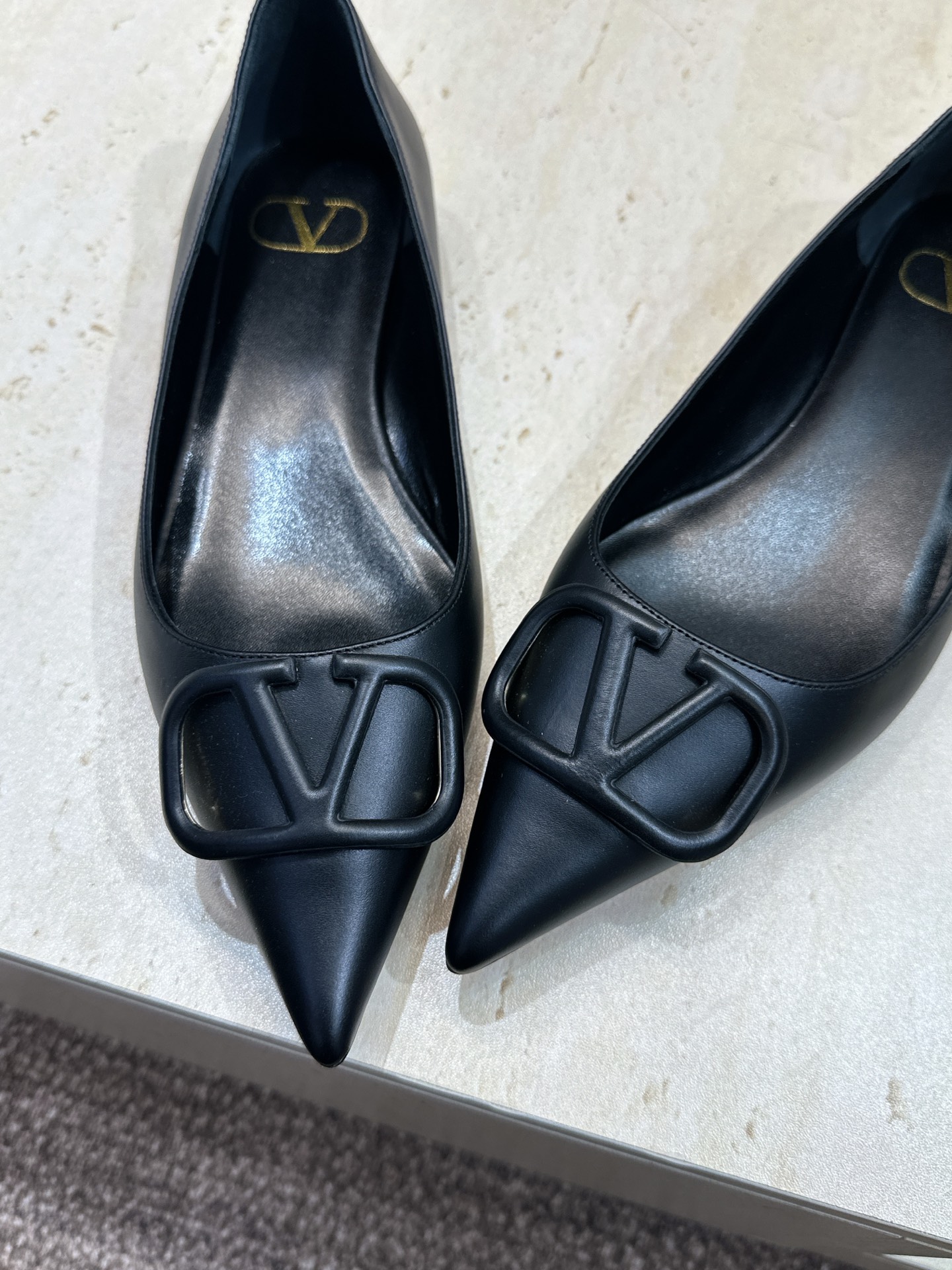 (配全套飞机盒)顶级版 Valentino 春夏经典款时尚气质女鞋 华伦天奴字母logo五金扣平底尖头单