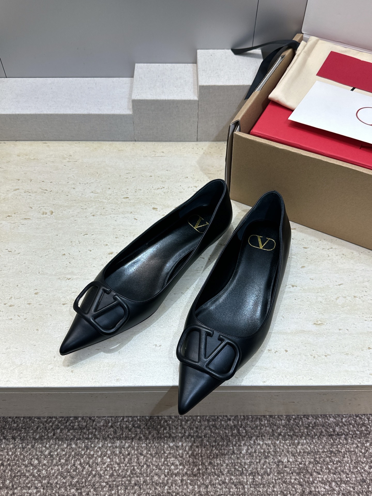 (配全套飞机盒)顶级版 Valentino 春夏经典款时尚气质女鞋 华伦天奴字母logo五金扣平底尖头单