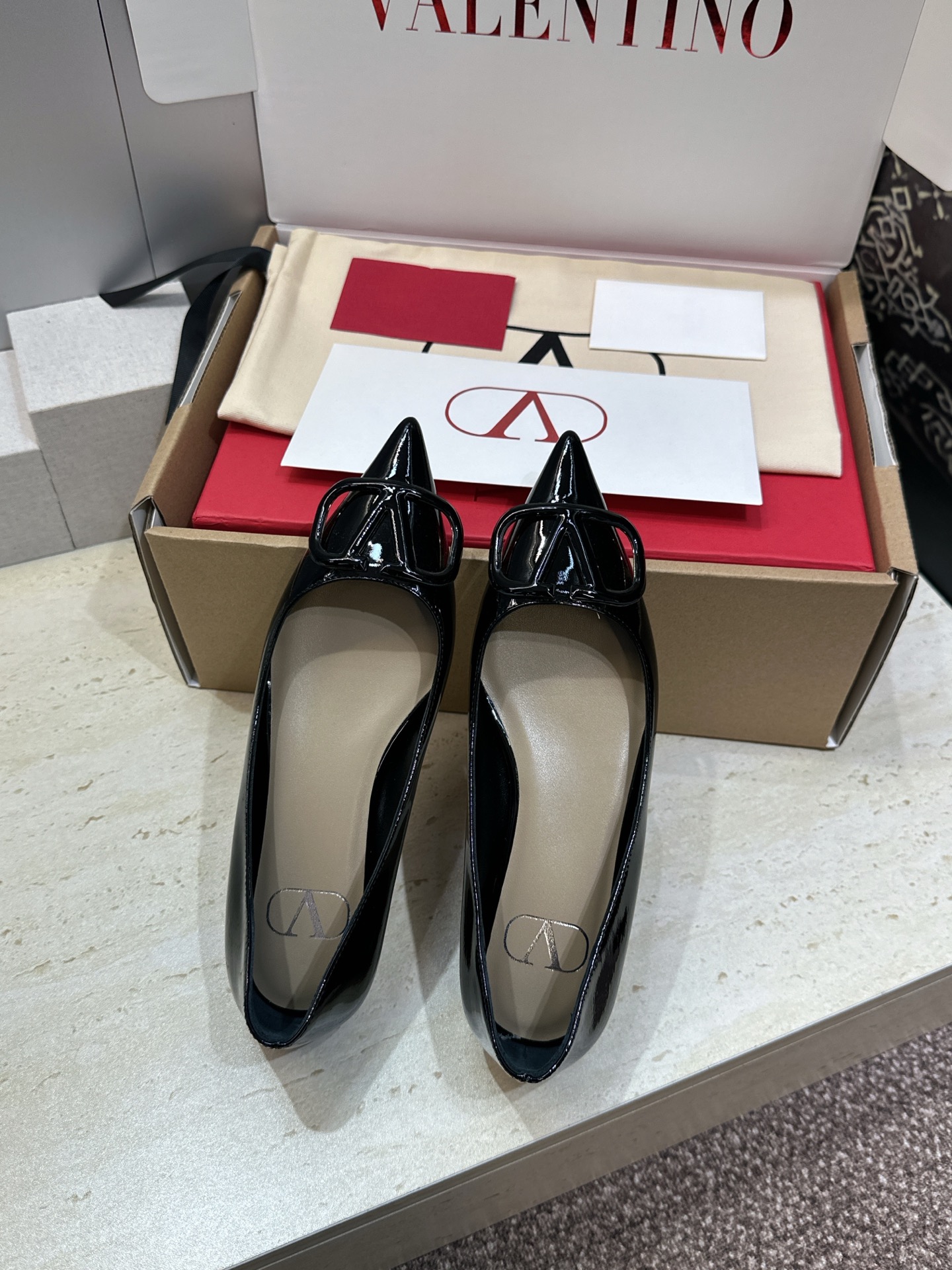 (配全套飞机盒)顶级版 Valentino 春夏经典款时尚气质女鞋 华伦天奴字母logo五金扣平底尖头单