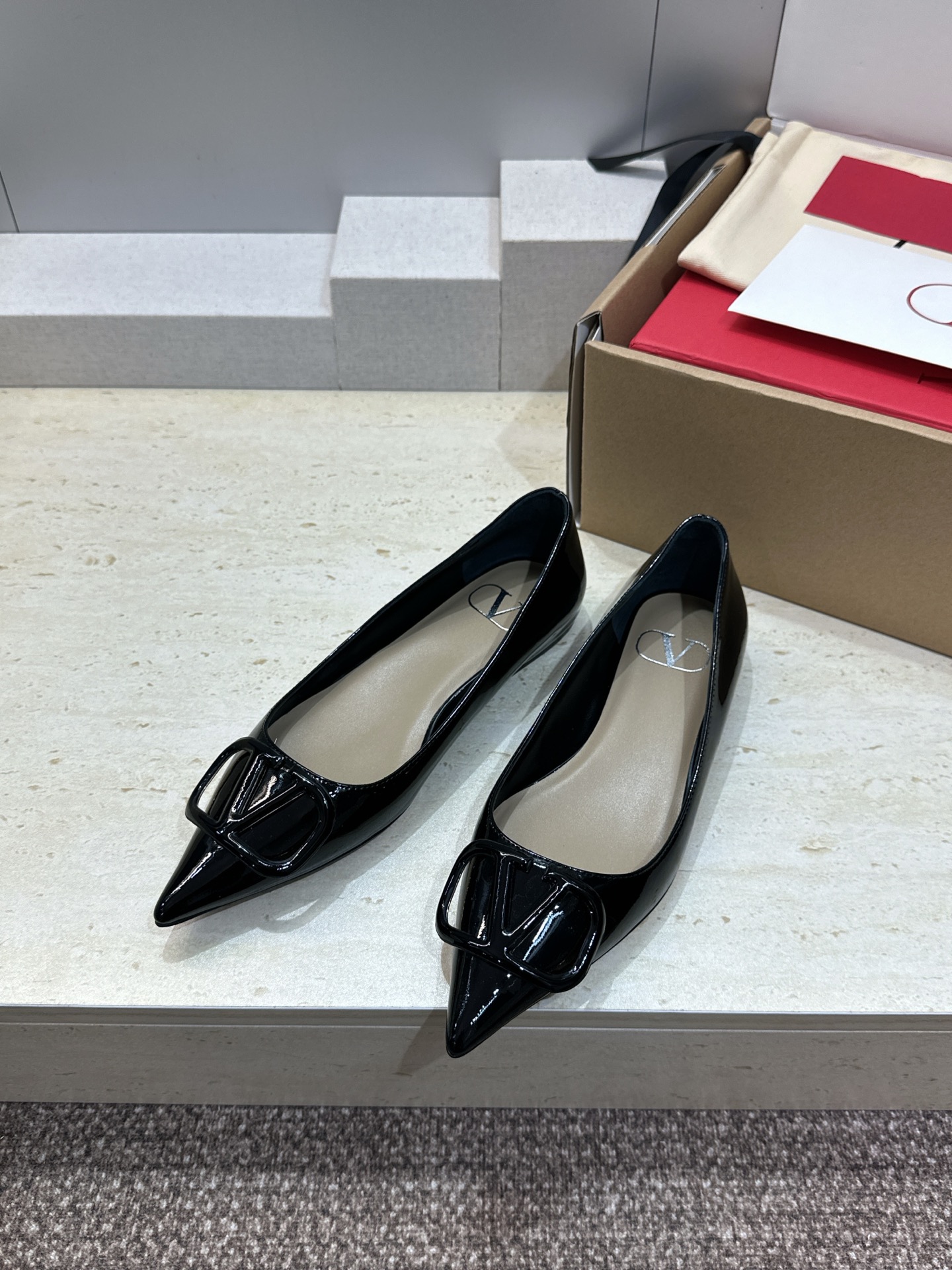 (配全套飞机盒)顶级版 Valentino 春夏经典款时尚气质女鞋 华伦天奴字母logo五金扣平底尖头单