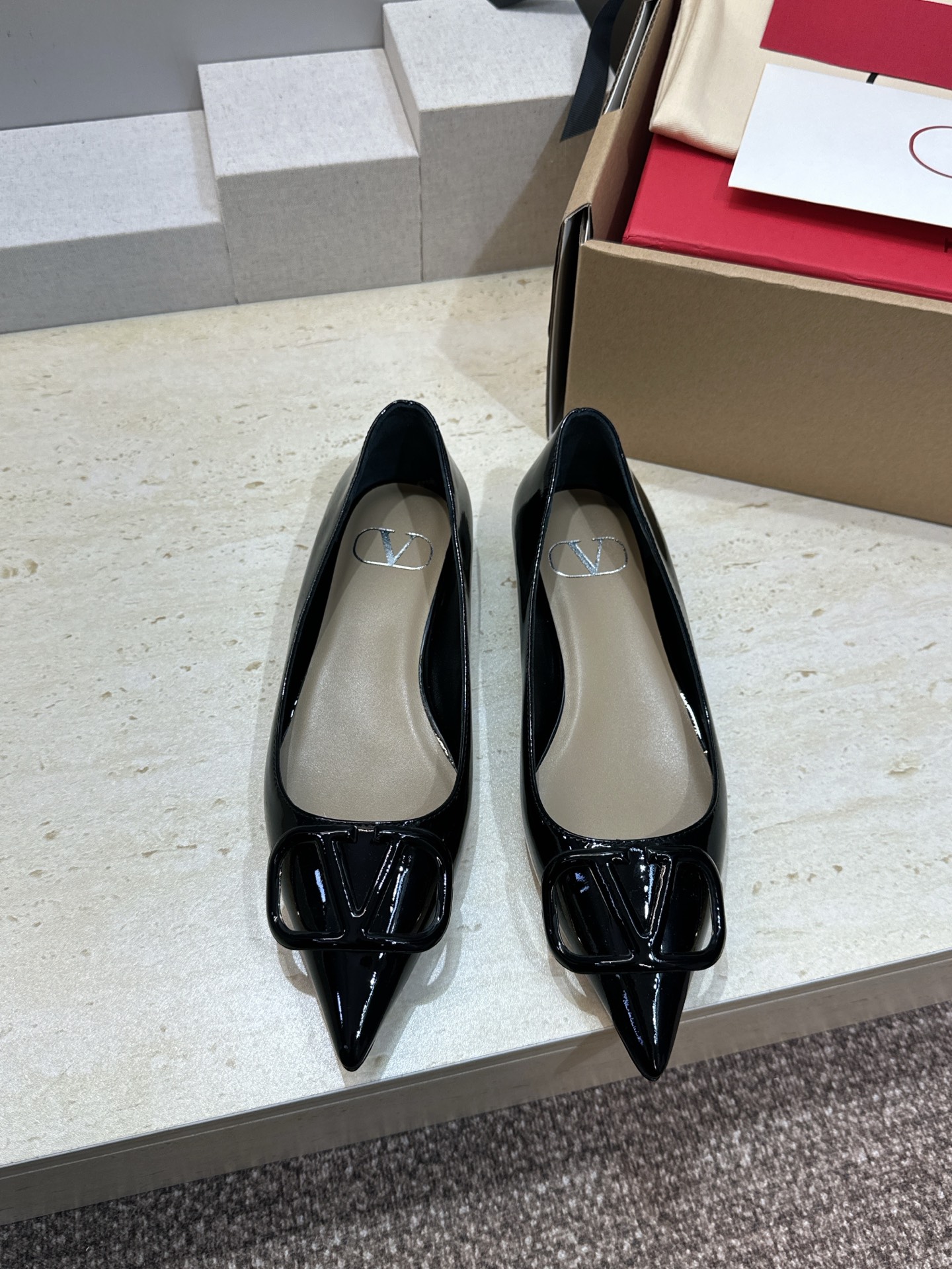(配全套飞机盒)顶级版 Valentino 春夏经典款时尚气质女鞋 华伦天奴字母logo五金扣平底尖头单