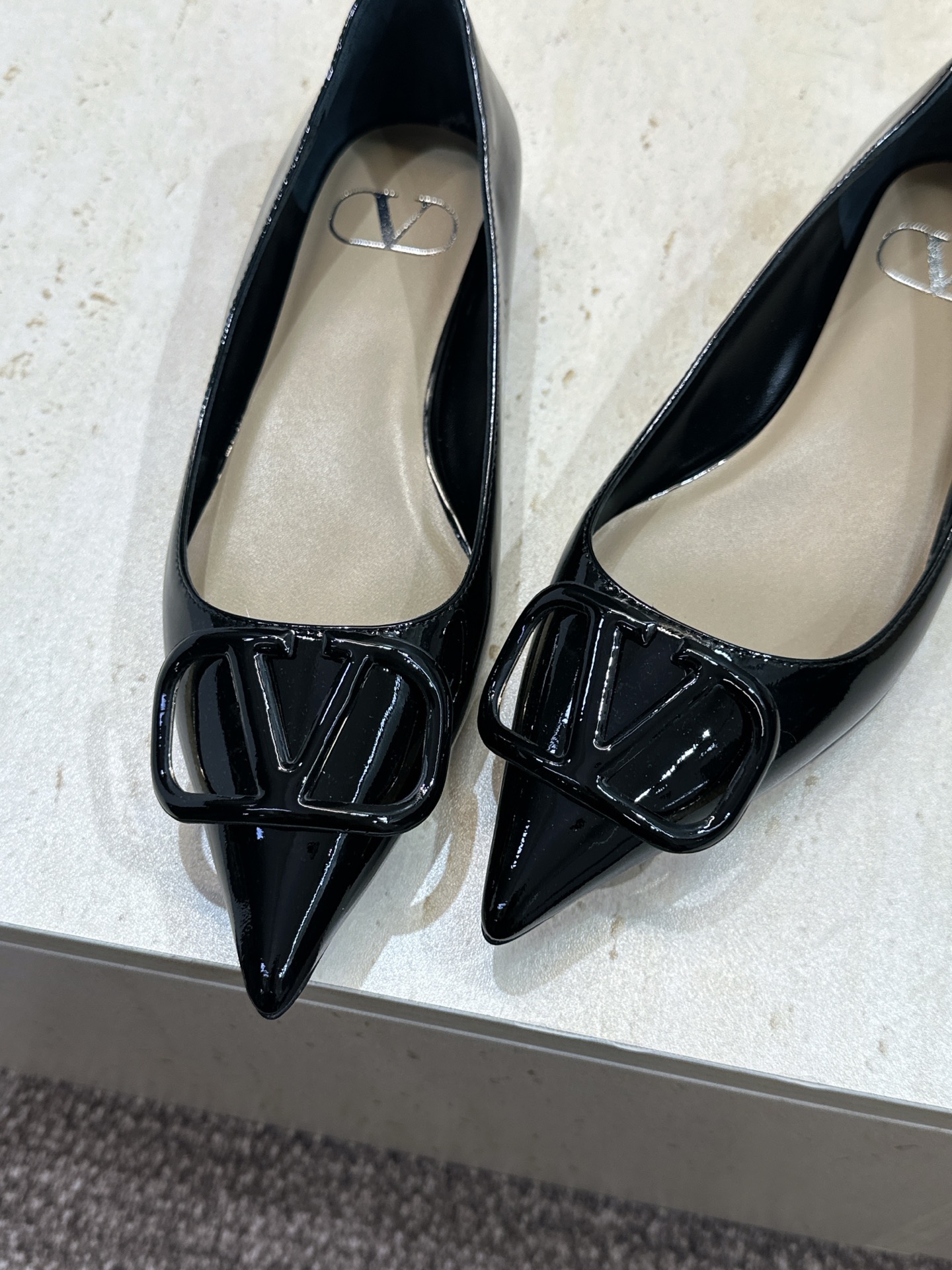 (配全套飞机盒)顶级版 Valentino 春夏经典款时尚气质女鞋 华伦天奴字母logo五金扣平底尖头单