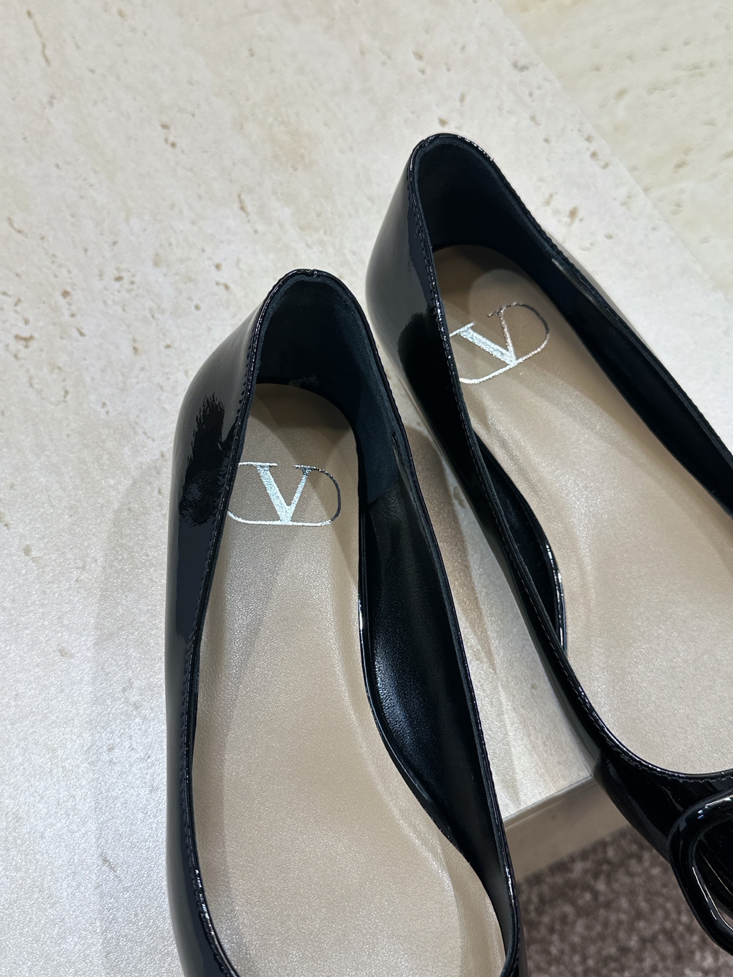 (配全套飞机盒)顶级版 Valentino 春夏经典款时尚气质女鞋 华伦天奴字母logo五金扣平底尖头单