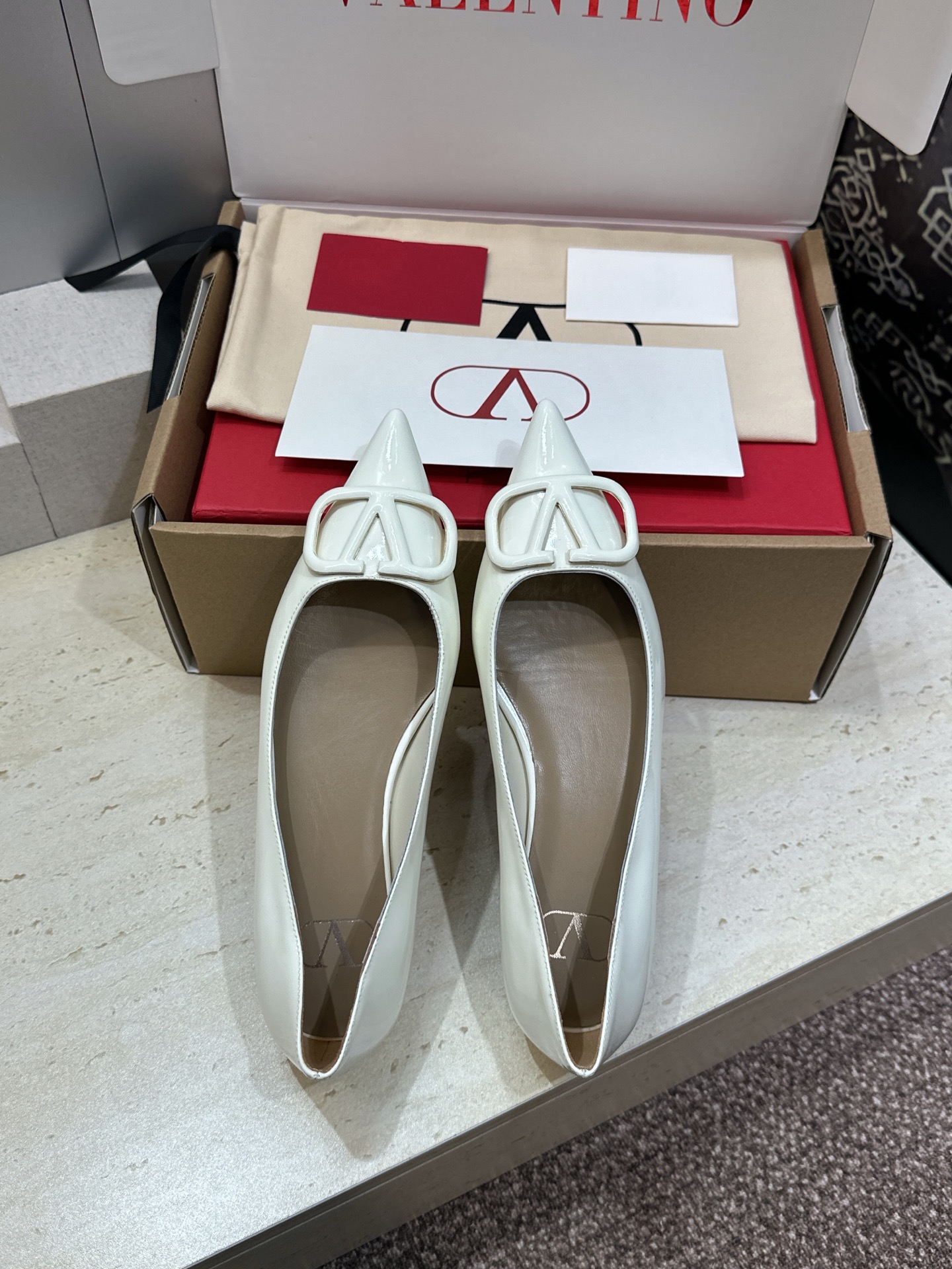 (配全套飞机盒)顶级版 Valentino 春夏经典款时尚气质女鞋 华伦天奴字母logo五金扣平底尖头单