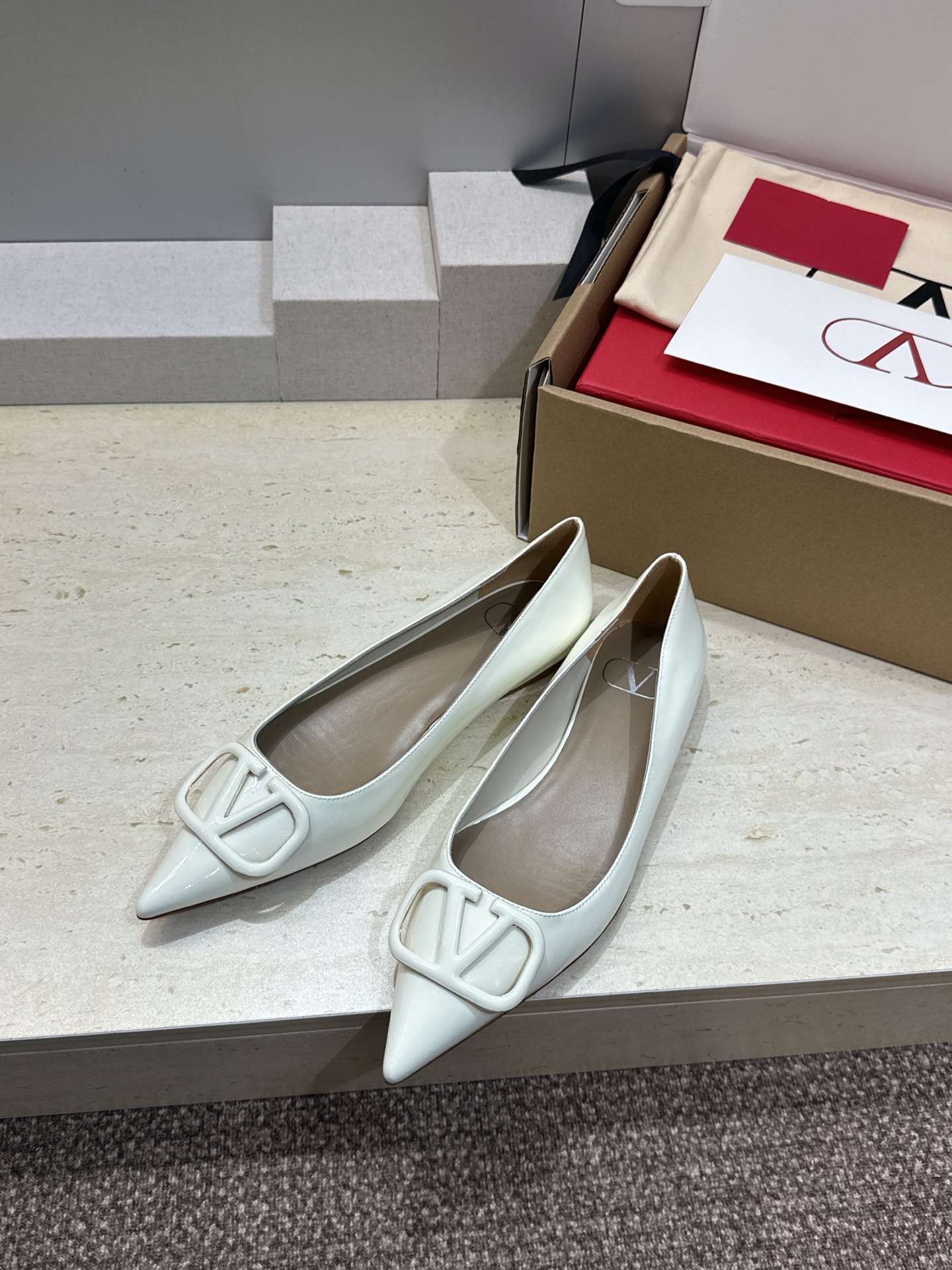 (配全套飞机盒)顶级版 Valentino 春夏经典款时尚气质女鞋 华伦天奴字母logo五金扣平底尖头单