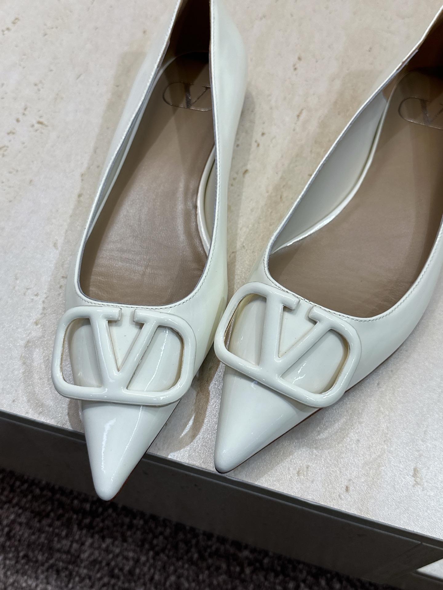 (配全套飞机盒)顶级版 Valentino 春夏经典款时尚气质女鞋 华伦天奴字母logo五金扣平底尖头单
