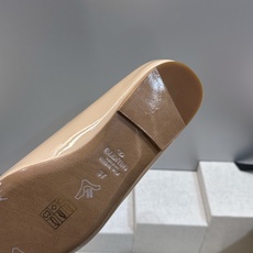 (配全套飞机盒)顶级版 Valentino 春夏经典款时尚气质女鞋 华伦天奴字母logo五金扣平底尖头单 (配全套飞机盒)顶级版 Valentino 春夏经典款时尚气质女鞋 华伦天奴字母logo五金扣平底尖头单
