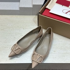 (配全套飞机盒)顶级版 Valentino 春夏经典款时尚气质女鞋 华伦天奴字母logo五金扣平底尖头单 (配全套飞机盒)顶级版 Valentino 春夏经典款时尚气质女鞋 华伦天奴字母logo五金扣平底尖头单