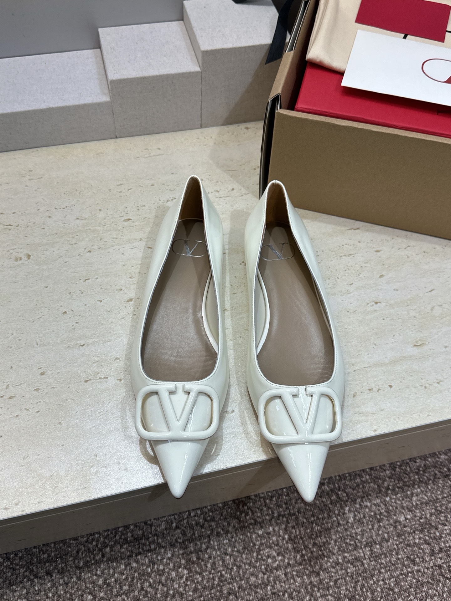 (配全套飞机盒)顶级版 Valentino 春夏经典款时尚气质女鞋 华伦天奴字母logo五金扣平底尖头单