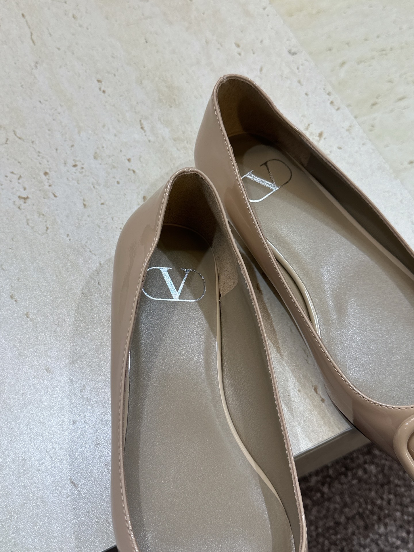 (配全套飞机盒)顶级版 Valentino 春夏经典款时尚气质女鞋 华伦天奴字母logo五金扣平底尖头单 (配全套飞机盒)顶级版 Valentino 春夏经典款时尚气质女鞋 华伦天奴字母logo五金扣平底尖头单