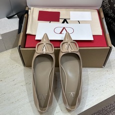 (配全套飞机盒)顶级版 Valentino 春夏经典款时尚气质女鞋 华伦天奴字母logo五金扣平底尖头单 (配全套飞机盒)顶级版 Valentino 春夏经典款时尚气质女鞋 华伦天奴字母logo五金扣平底尖头单