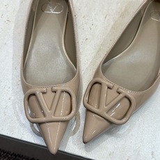 (配全套飞机盒)顶级版 Valentino 春夏经典款时尚气质女鞋 华伦天奴字母logo五金扣平底尖头单 (配全套飞机盒)顶级版 Valentino 春夏经典款时尚气质女鞋 华伦天奴字母logo五金扣平底尖头单