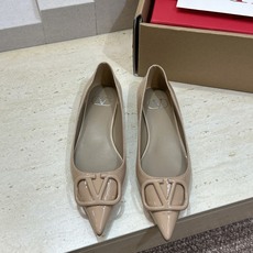 (配全套飞机盒)顶级版 Valentino 春夏经典款时尚气质女鞋 华伦天奴字母logo五金扣平底尖头单 (配全套飞机盒)顶级版 Valentino 春夏经典款时尚气质女鞋 华伦天奴字母logo五金扣平底尖头单