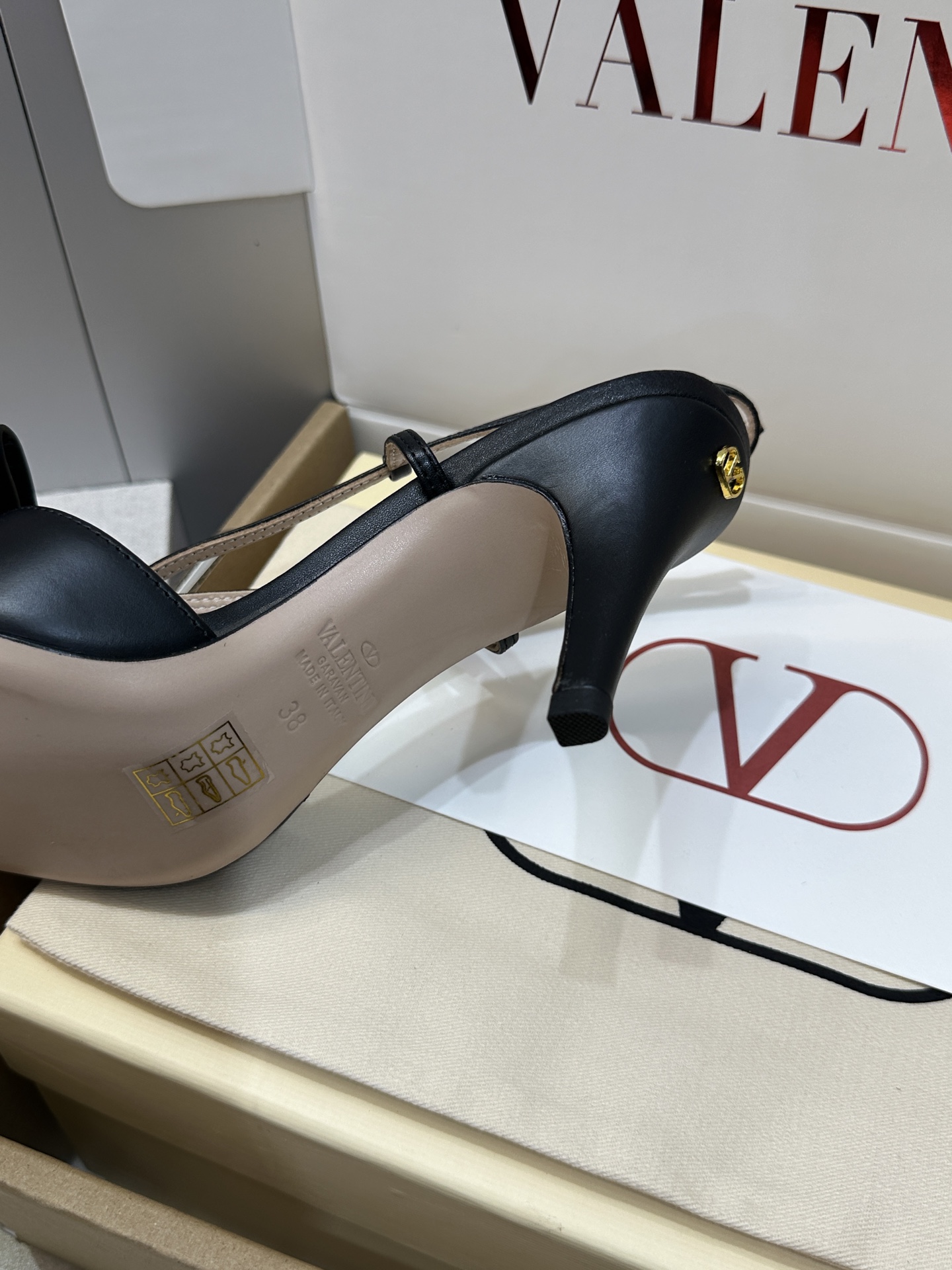 (配全套飞机盒)顶级版 Valentino 2026春夏新款交叉带蝴蝶结女鞋 华伦天奴字母logo五金扣 (配全套飞机盒)顶级版 Valentino 2026春夏新款交叉带蝴蝶结女鞋 华伦天奴字母logo五金扣