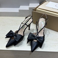 (配全套飞机盒)顶级版 Valentino 2026春夏新款交叉带蝴蝶结女鞋 华伦天奴字母logo五金扣 (配全套飞机盒)顶级版 Valentino 2026春夏新款交叉带蝴蝶结女鞋 华伦天奴字母logo五金扣