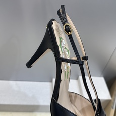 (配全套飞机盒)顶级版 Valentino 2026春夏新款交叉带蝴蝶结女鞋 华伦天奴字母logo五金扣 (配全套飞机盒)顶级版 Valentino 2026春夏新款交叉带蝴蝶结女鞋 华伦天奴字母logo五金扣