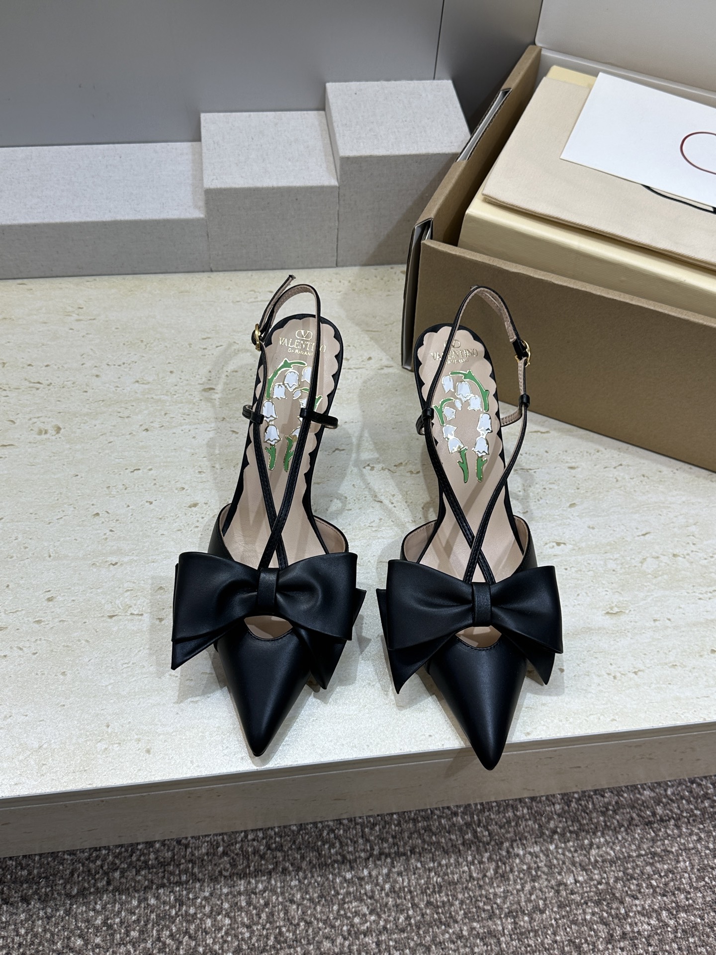 (配全套飞机盒)顶级版 Valentino 2026春夏新款交叉带蝴蝶结女鞋 华伦天奴字母logo五金扣