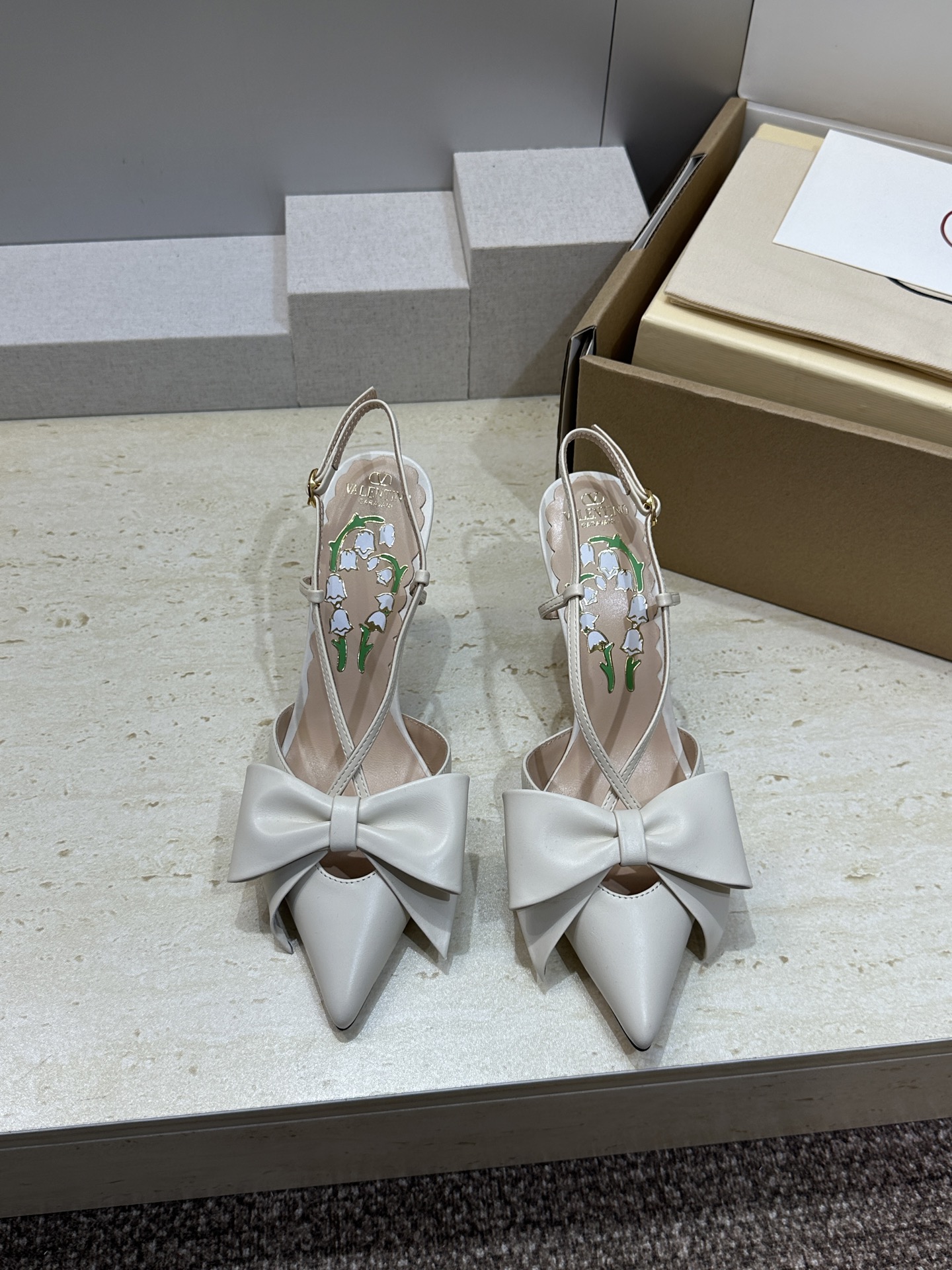 (配全套飞机盒)顶级版 Valentino 2026春夏新款交叉带蝴蝶结女鞋 华伦天奴字母logo五金扣