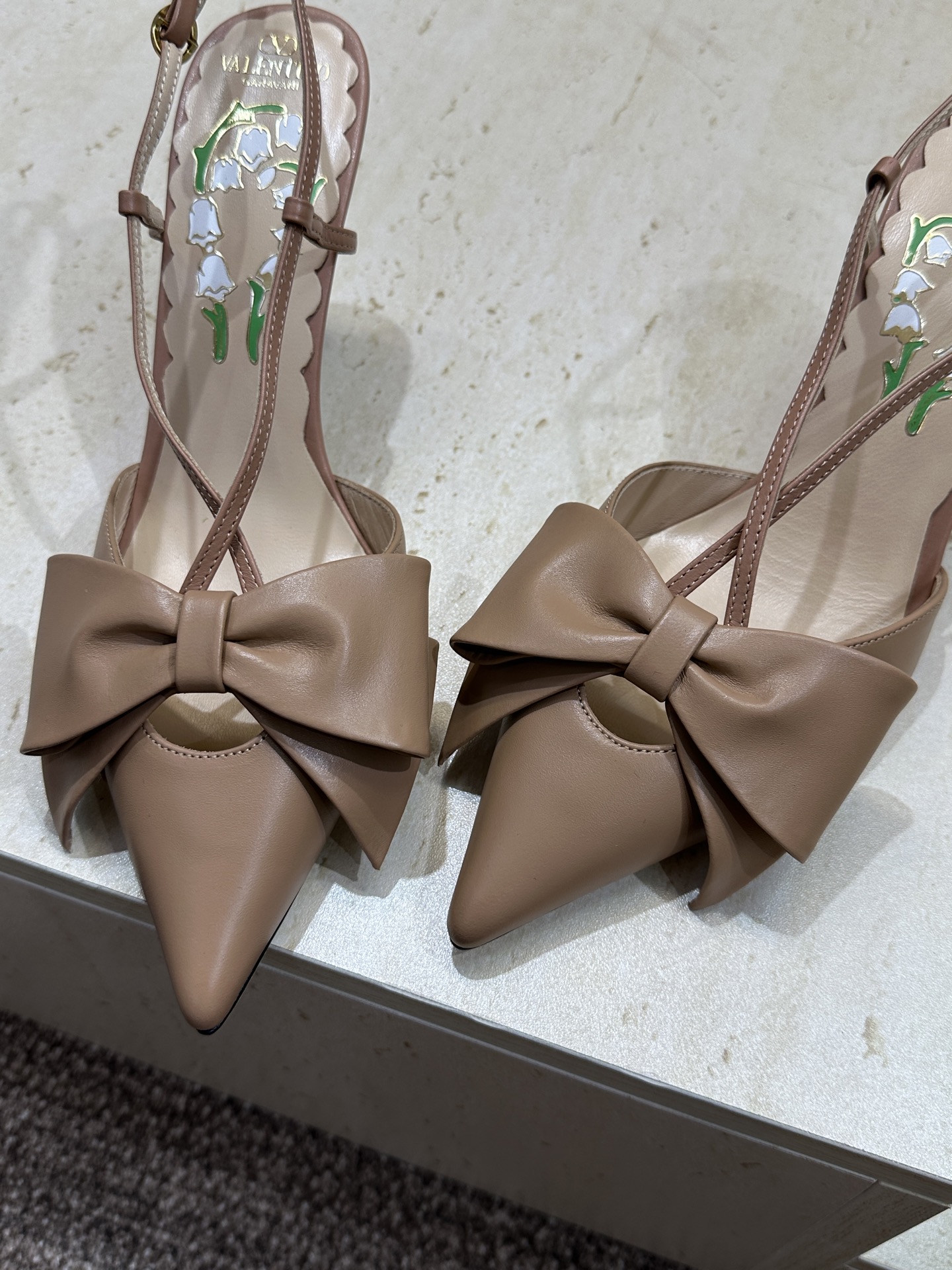 (配全套飞机盒)顶级版 Valentino 2026春夏新款交叉带蝴蝶结女鞋 华伦天奴字母logo五金扣