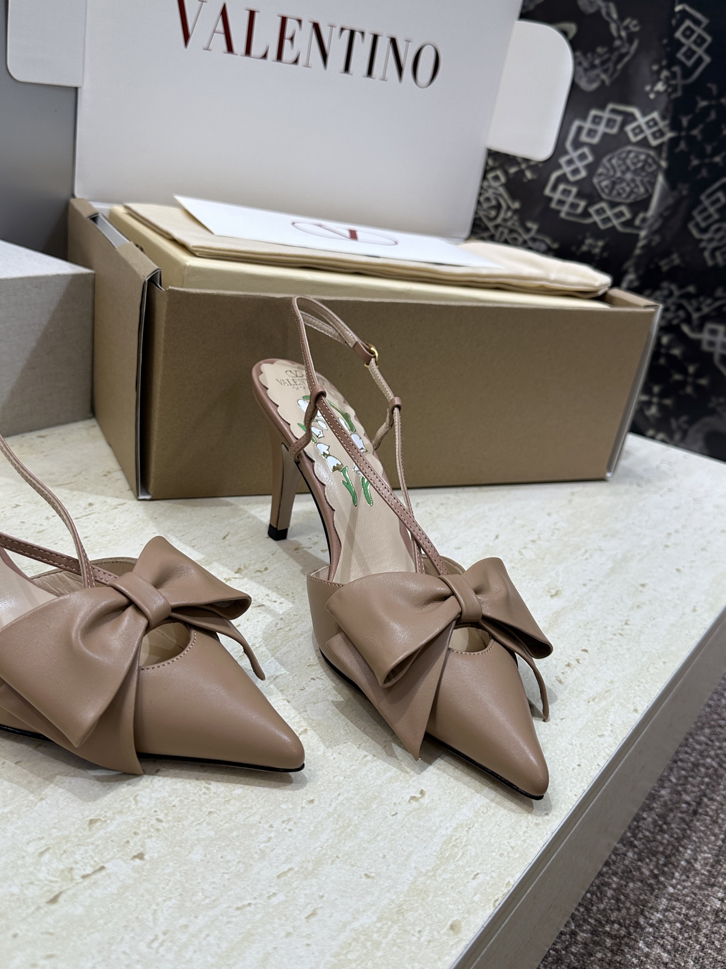 (配全套飞机盒)顶级版 Valentino 2026春夏新款交叉带蝴蝶结女鞋 华伦天奴字母logo五金扣