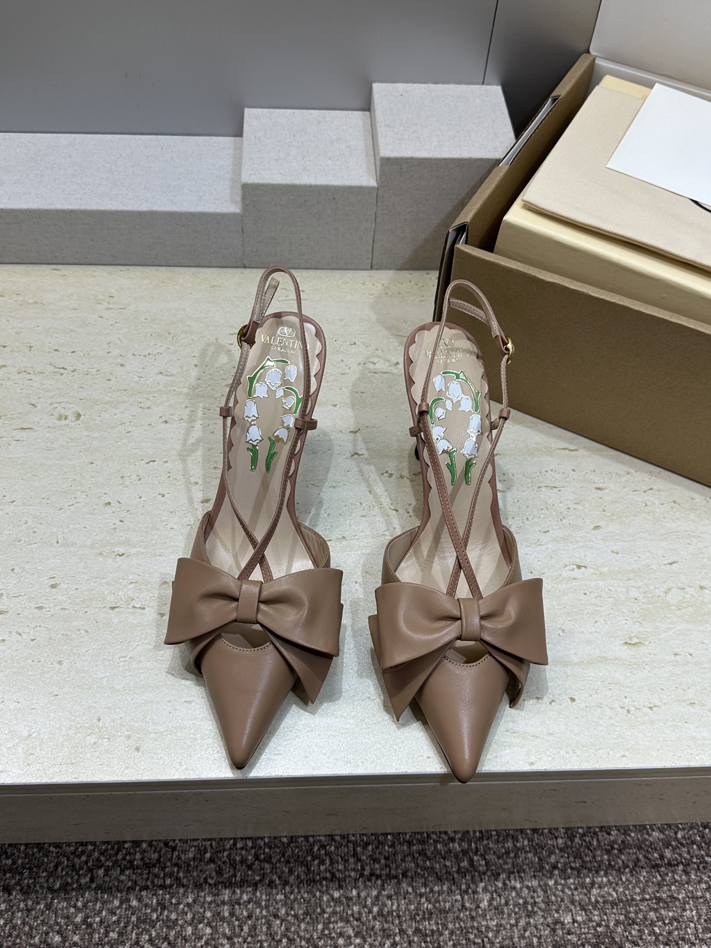 (配全套飞机盒)顶级版 Valentino 2026春夏新款交叉带蝴蝶结女鞋 华伦天奴字母logo五金扣