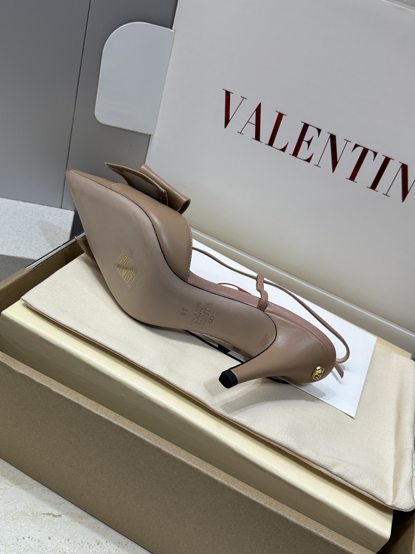 (配全套飞机盒)顶级版 Valentino 2026春夏新款交叉带蝴蝶结女鞋 华伦天奴字母logo五金扣