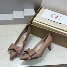 (配全套飞机盒)顶级版 Valentino 2026春夏新款蝴蝶结女鞋 华伦天奴字母logo五金扣中跟尖 (配全套飞机盒)顶级版 Valentino 2026春夏新款蝴蝶结女鞋 华伦天奴字母logo五金扣中跟尖