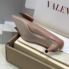 (配全套飞机盒)顶级版 Valentino 2026春夏新款蝴蝶结女鞋 华伦天奴字母logo五金扣中跟尖 (配全套飞机盒)顶级版 Valentino 2026春夏新款蝴蝶结女鞋 华伦天奴字母logo五金扣中跟尖