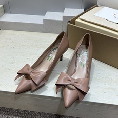 (配全套飞机盒)顶级版 Valentino 2026春夏新款蝴蝶结女鞋 华伦天奴字母logo五金扣中跟尖 (配全套飞机盒)顶级版 Valentino 2026春夏新款蝴蝶结女鞋 华伦天奴字母logo五金扣中跟尖