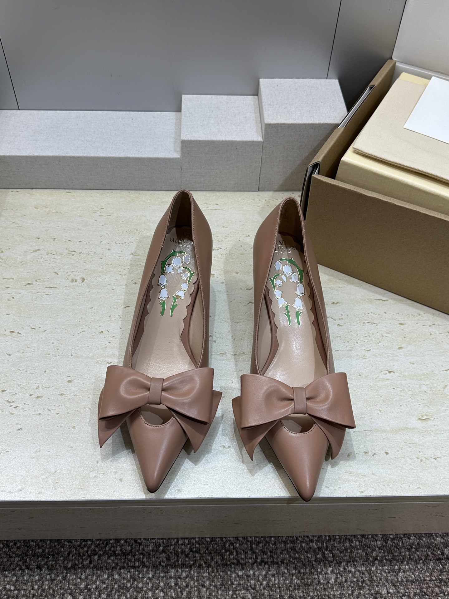 (配全套飞机盒)顶级版 Valentino 2026春夏新款蝴蝶结女鞋 华伦天奴字母logo五金扣中跟尖