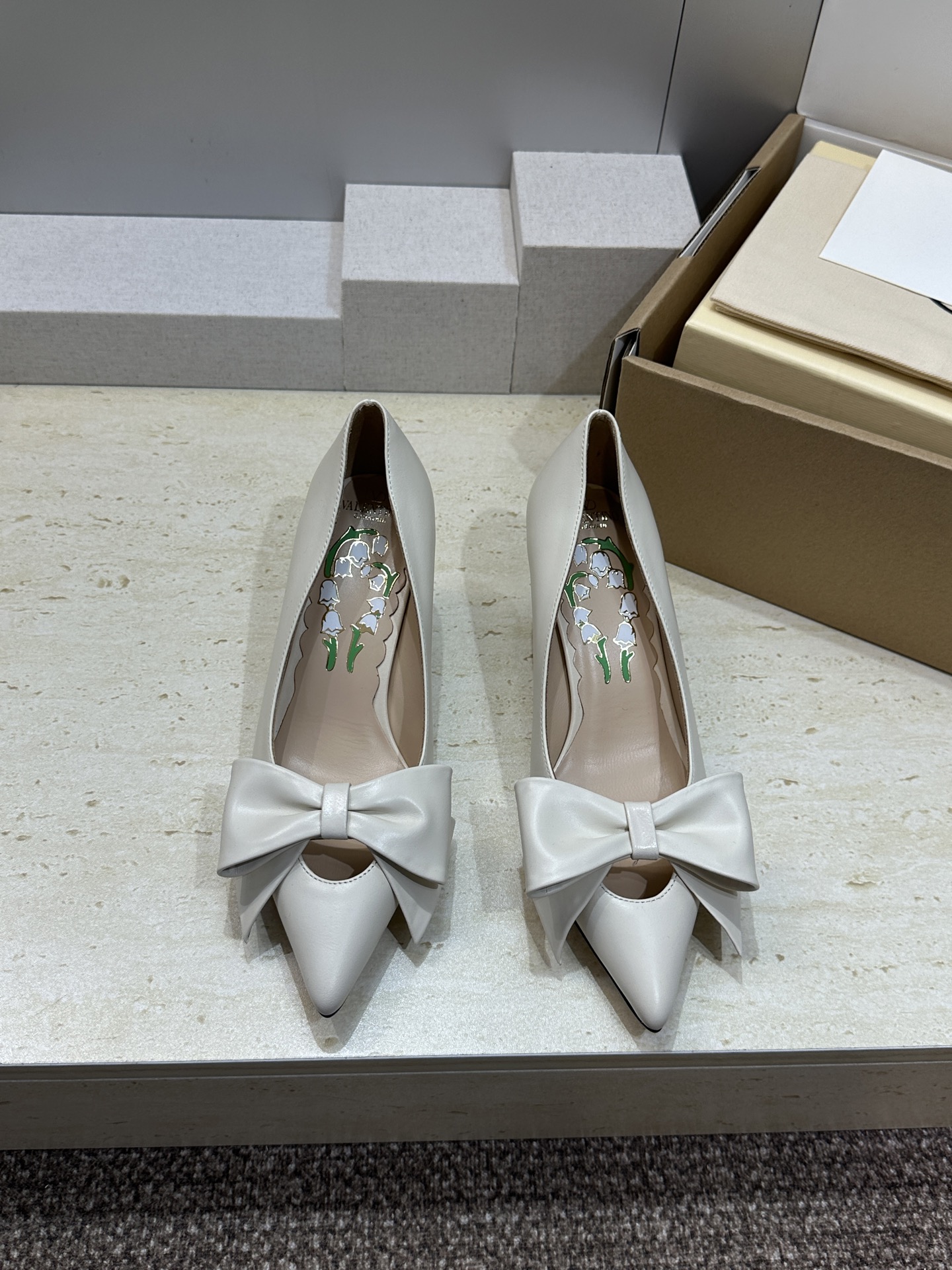 (配全套飞机盒)顶级版 Valentino 2026春夏新款蝴蝶结女鞋 华伦天奴字母logo五金扣中跟尖