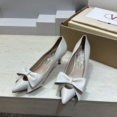 (配全套飞机盒)顶级版 Valentino 2026春夏新款蝴蝶结女鞋 华伦天奴字母logo五金扣中跟尖 (配全套飞机盒)顶级版 Valentino 2026春夏新款蝴蝶结女鞋 华伦天奴字母logo五金扣中跟尖