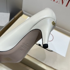 (配全套飞机盒)顶级版 Valentino 2026春夏新款蝴蝶结女鞋 华伦天奴字母logo五金扣中跟尖 (配全套飞机盒)顶级版 Valentino 2026春夏新款蝴蝶结女鞋 华伦天奴字母logo五金扣中跟尖