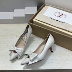 (配全套飞机盒)顶级版 Valentino 2026春夏新款蝴蝶结女鞋 华伦天奴字母logo五金扣中跟尖 (配全套飞机盒)顶级版 Valentino 2026春夏新款蝴蝶结女鞋 华伦天奴字母logo五金扣中跟尖