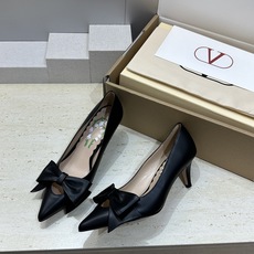 (配全套飞机盒)顶级版 Valentino 2026春夏新款蝴蝶结女鞋 华伦天奴字母logo五金扣中跟尖 (配全套飞机盒)顶级版 Valentino 2026春夏新款蝴蝶结女鞋 华伦天奴字母logo五金扣中跟尖