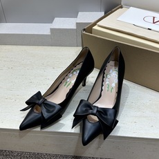 (配全套飞机盒)顶级版 Valentino 2026春夏新款蝴蝶结女鞋 华伦天奴字母logo五金扣中跟尖 (配全套飞机盒)顶级版 Valentino 2026春夏新款蝴蝶结女鞋 华伦天奴字母logo五金扣中跟尖