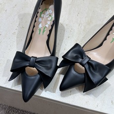 (配全套飞机盒)顶级版 Valentino 2026春夏新款蝴蝶结女鞋 华伦天奴字母logo五金扣中跟尖 (配全套飞机盒)顶级版 Valentino 2026春夏新款蝴蝶结女鞋 华伦天奴字母logo五金扣中跟尖