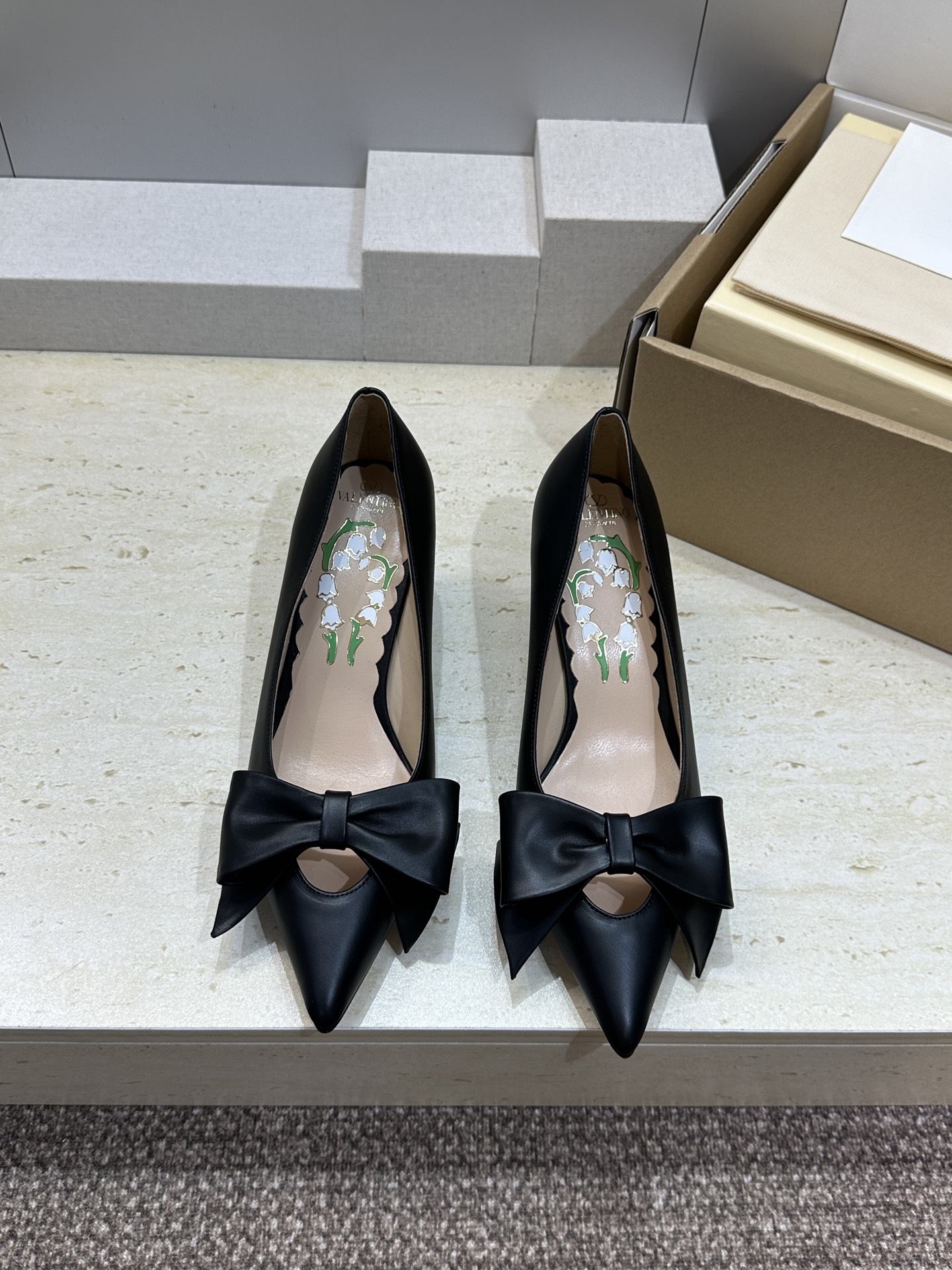 (配全套飞机盒)顶级版 Valentino 2026春夏新款蝴蝶结女鞋 华伦天奴字母logo五金扣中跟尖