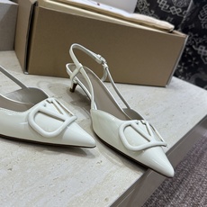 (配全套飞机盒)顶级版 Valentino 春夏经典款时尚气质女鞋 华伦天奴字母logo五金扣尖头低跟穆 (配全套飞机盒)顶级版 Valentino 春夏经典款时尚气质女鞋 华伦天奴字母logo五金扣尖头低跟穆