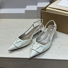 (配全套飞机盒)顶级版 Valentino 春夏经典款时尚气质女鞋 华伦天奴字母logo五金扣尖头低跟穆 (配全套飞机盒)顶级版 Valentino 春夏经典款时尚气质女鞋 华伦天奴字母logo五金扣尖头低跟穆
