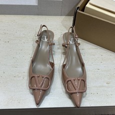 (配全套飞机盒)顶级版 Valentino 春夏经典款时尚气质女鞋 华伦天奴字母logo五金扣尖头低跟穆 (配全套飞机盒)顶级版 Valentino 春夏经典款时尚气质女鞋 华伦天奴字母logo五金扣尖头低跟穆