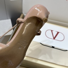 (配全套飞机盒)顶级版 Valentino 春夏经典款时尚气质女鞋 华伦天奴字母logo五金扣尖头低跟穆 (配全套飞机盒)顶级版 Valentino 春夏经典款时尚气质女鞋 华伦天奴字母logo五金扣尖头低跟穆