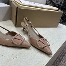(配全套飞机盒)顶级版 Valentino 春夏经典款时尚气质女鞋 华伦天奴字母logo五金扣尖头低跟穆 (配全套飞机盒)顶级版 Valentino 春夏经典款时尚气质女鞋 华伦天奴字母logo五金扣尖头低跟穆