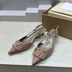 (配全套飞机盒)顶级版 Valentino 春夏经典款时尚气质女鞋 华伦天奴字母logo五金扣尖头低跟穆 (配全套飞机盒)顶级版 Valentino 春夏经典款时尚气质女鞋 华伦天奴字母logo五金扣尖头低跟穆